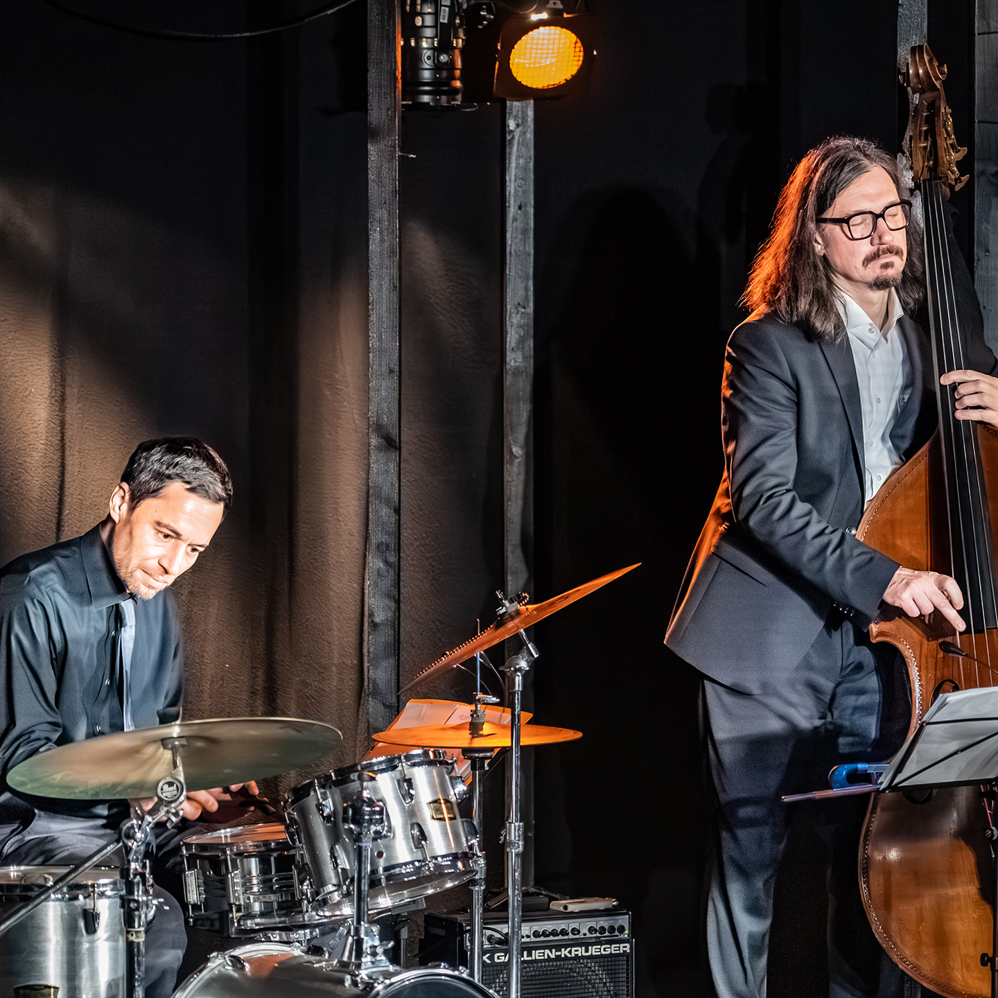 Andi Kurz am Kontrabass mit Max Müller am Schlagzeug Studio Schallmoos - let's do the jazz!